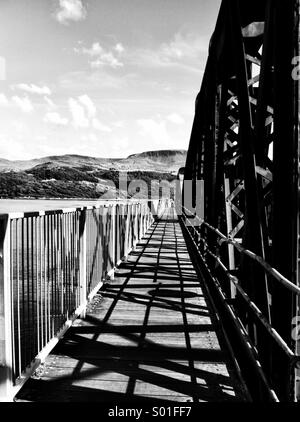 Barmouth Eisenbahnbrücke über Mawddach Mündung (schwarz & weiß) Stockfoto