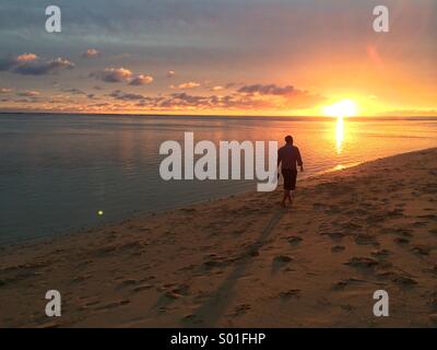 Sonnenuntergang Spaziergang entlang des Strandes auf Rarotonga, Cook-Inseln Stockfoto