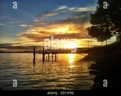 Sonnenuntergang über einem Schweizer See Stockfoto