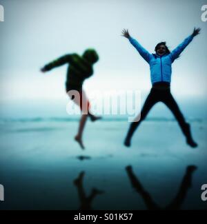 springen vor Freude am Strand Stockfoto