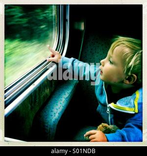 Kleiner Junge aus einem Zugfenster, UK Stockfoto