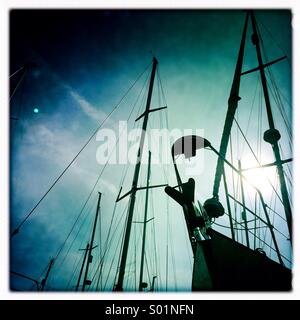 Boot-Masten Silhouette gegen einen blauen Himmel Stockfoto