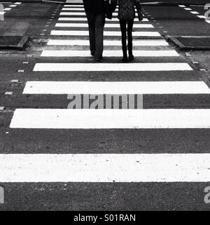 Zwei Personen auf Zebrastreifen Stockfoto