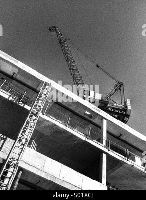 Kran auf neuen nationalen Graphen Institutsgebäude der Universität Manchester UK Stockfoto