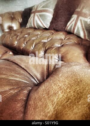 Vintage Leder Chesterfield-Sofa mit Kissen Union Jack. Stockfoto