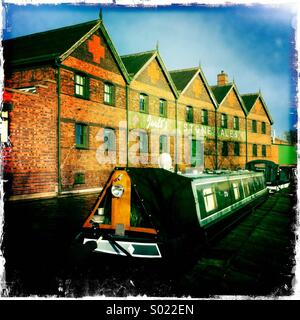 Narrowboat vor Joules Brauerei, Stein, Staffordshire. Stockfoto