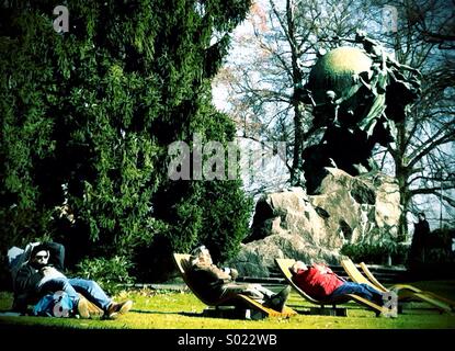 UPU-Denkmal, Bern (1909) mit Liegestühlen Stockfoto