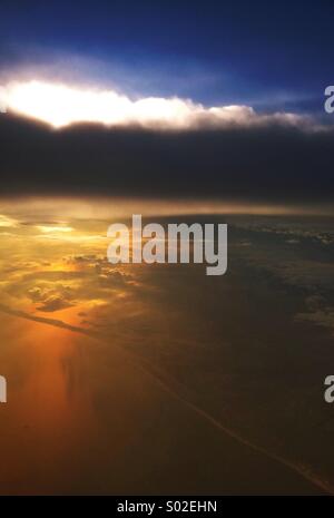 Die Ostküste der Vereinigten Staaten von einem Flugzeug mit einem wunderschönen Sonnenuntergang über dem Land und den Atlantischen Ozean. Stockfoto