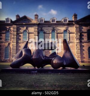 Moores Wirbel Skulptur außen Compton Verney Kunstgalerie in Warwickshire. Teil der Moore Rodin-Ausstellung. Februar 2014 Stockfoto