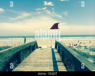 Rote Warnung Flagge in Jacksonville Beach, Florida Stockfoto