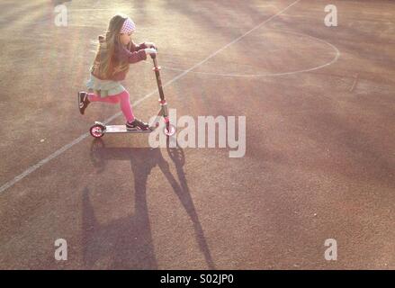 Kind mit Roller Stockfoto