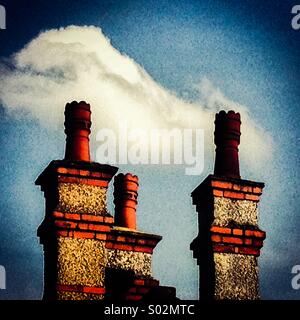 Schornstein mit blauer Himmel und Wolke Stockfoto