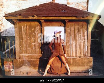 60er Jahre original Mode erschossen junge Frau tragen Stiefel Biba Mantel und Hut in Cardiff Docklands 1967 Stockfoto