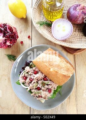 Thunfisch mit Granatapfel-Sandwich auf baguette Stockfoto