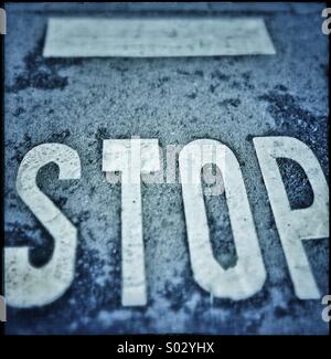 Stop-Schild auf asphalt Stockfoto