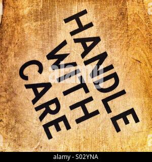 Vorsichtig auf einer Holzkiste geschrieben Stockfoto