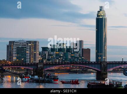 London, UK. St George Wharf Estate und St George Wharf Tower, auch bekannt als die Vauxhall-Turm. Stockfoto