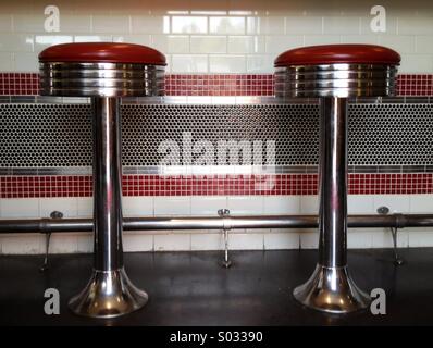 Retro-Hocker im diner Stockfoto