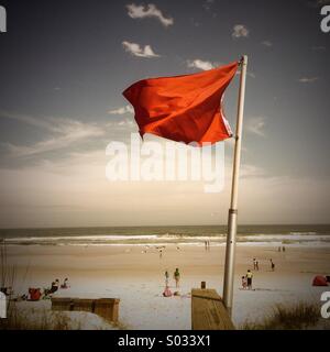 Rote Warnung Flagge in Jacksonville Beach, Florida Stockfoto