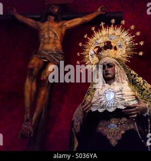 Bilder von der Christus des guten Todes und Lady of Sorrows schmücken einen Altar in der Kirche von Prado del Rey, Provinz Cadiz, Andalusien, Spanien Stockfoto