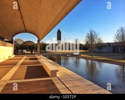 Blick vom Portikus oder Veranda des Kimbell Art Museum, entworfen von Louis Kahn in Fort Worth, Texas. Stockfoto