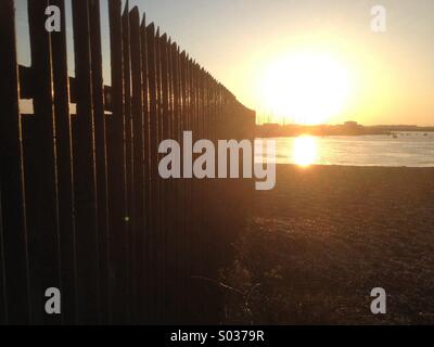 Sonnenuntergang über dem Fluss Deben, Bawdsey Fähre, Suffolk, UK. Stockfoto