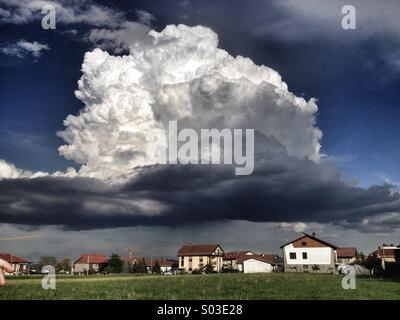 Temporal über Häuser Stockfoto