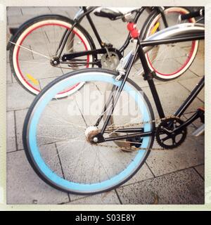 Retro-Bikes mit coole bunte Räder Stockfoto