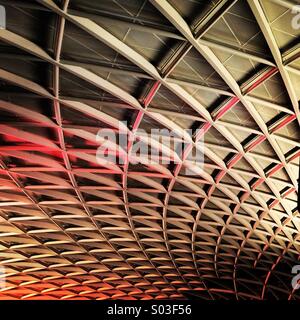 London Kings Cross Schiene Station architektonische Dach. Stockfoto