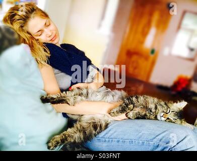 Schlafendes Mädchen und ihre Katze Stockfoto