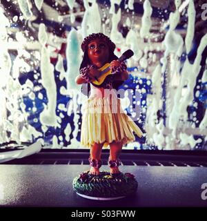 Fuzzy-Dices auf einem Rückspiegel mit einer Hula-Mädchen-Figur auf dem  Armaturenbrett eines Autos aufgehängt Stockfotografie - Alamy
