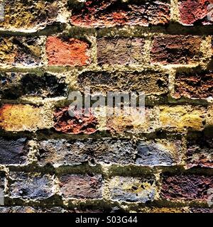 Unterschiedlichen Schattierungen von Ziegel Farben auf einer restaurierten Wand. Stockfoto