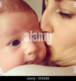 Neugeborenes Baby und Mutter Stockfoto