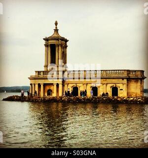 Normanton Kirche am See Rutland Water. Stockfoto