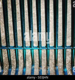 Makro-Zusammenfassung der grünen oder blauen Rasen Rechen sah aus wie Gefängnis Bars. Stockfoto
