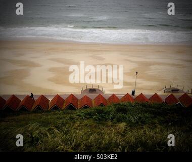 Ein Blick auf den Strand von Bournemouth aus der Klippe, Muster in den Sand und die Oberseiten der Umkleidekabinen am Strand. Stockfoto