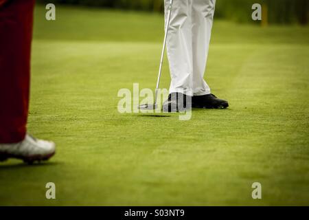 Golf-Spieler am Loch Stockfoto