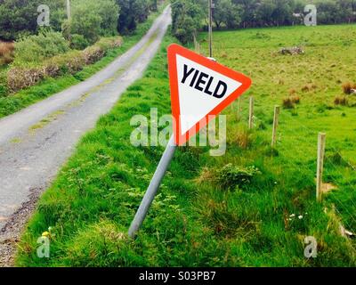 Ertrag oder Stop-Schild im ländlichen Irland finanzielle Bedeutung zu Stockfoto