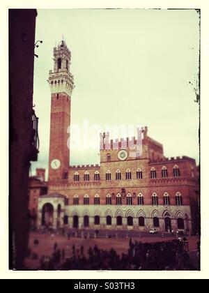 Torre del Mangia und Palazzo Pubblico in Piazza del Campo in Siena, Toskana, Italien Stockfoto