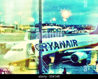 Ryanair Boeing auf dem Stand am Flughafen Dublin Irland Stockfoto