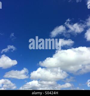 Blauer Himmel und flauschige weiße Wolken können für den Hintergrund mit Platz für Text verwendet werden