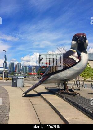 Ein großer Vogel Skulptur im Olympischen Dorf Plaza am False Creek, Vancouver, BC, Britisch-Kolumbien, Kanada (Künstler: Myfanwy MacLeod) Stockfoto