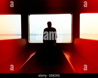 Silhouette eines Mannes in das Fenster einer Fähre im Puget Sound Stockfoto