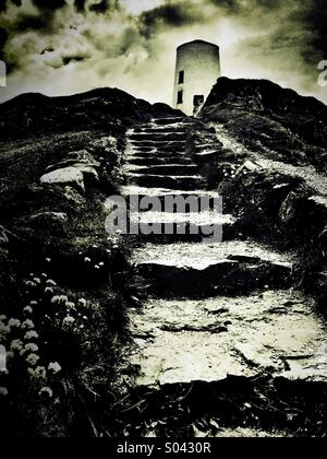Schritte bis zum alten Leuchtturm auf Llanddwyn Insel Anglesey Stockfoto