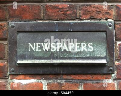 Zeitung-Briefkasten, London, UK Stockfoto