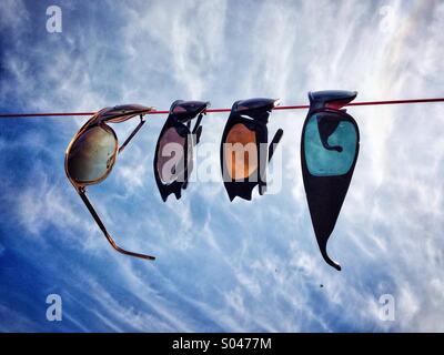 Sonnenbrille auf eine Wäscheleine hängen Stockfoto
