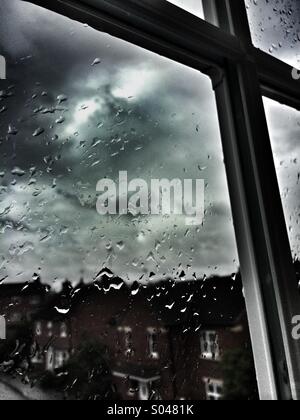 Blick aus dem Fenster an einem dunklen, stürmischen Regentag Stockfoto