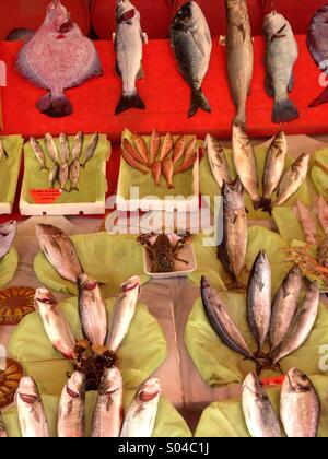 Frischen Fisch in einem Markt zu verkaufen Stockfoto