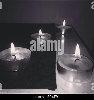 Kerzen in der Dunkelheit Stockfoto