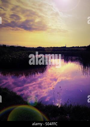 Wolken spiegeln sich in Teich mit Blackpool Tower in Ferne Stockfoto